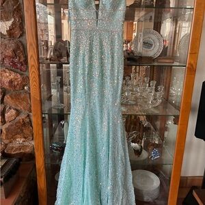 NWTPortia and Scarlett Sequin Light Aqua Prom Gown size 2